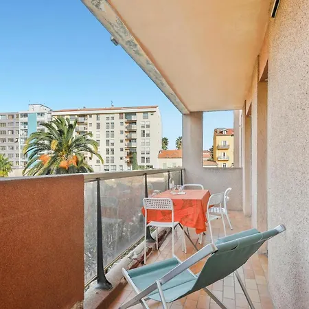 In With Swimming Pool And Balcony דירה