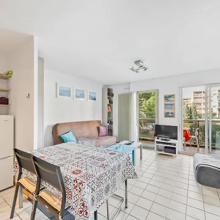 In With Swimming Pool And Balcony * הייר